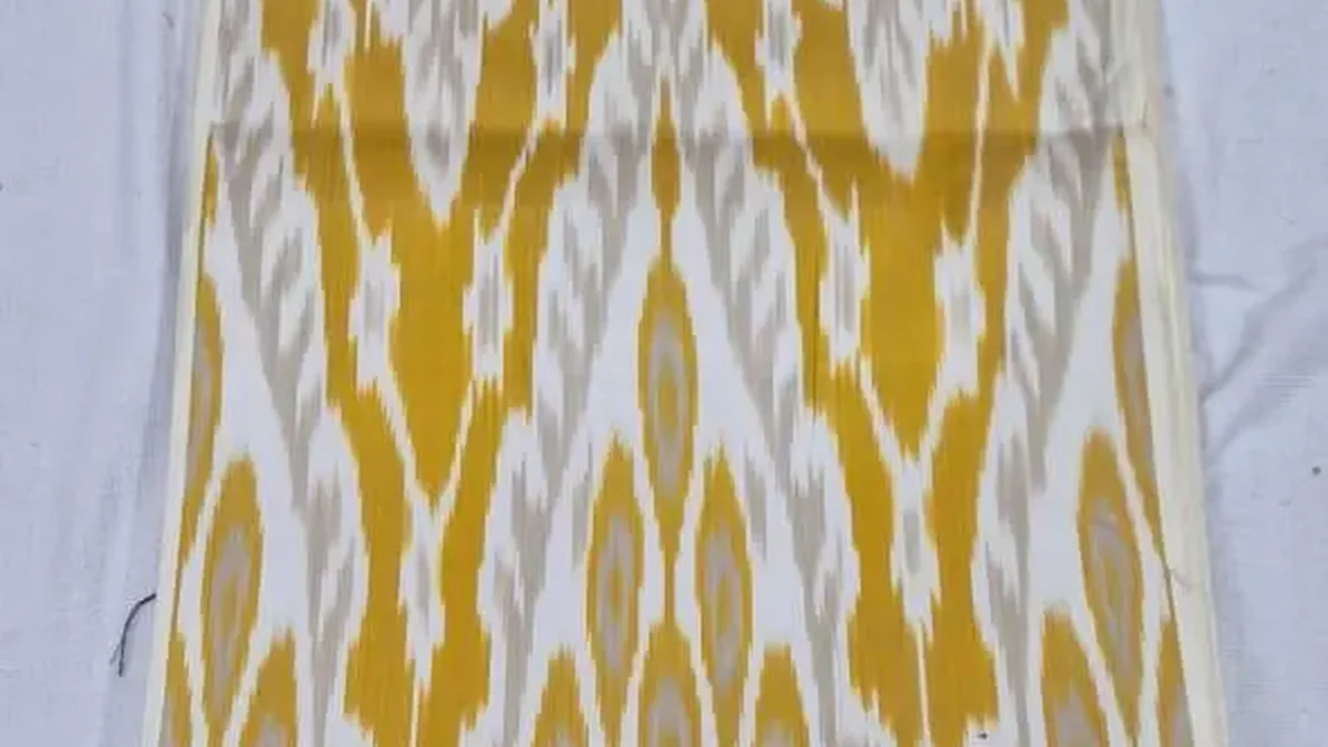 Tejido ikat en dorado y crema con motivos simétricos tejidos a mano