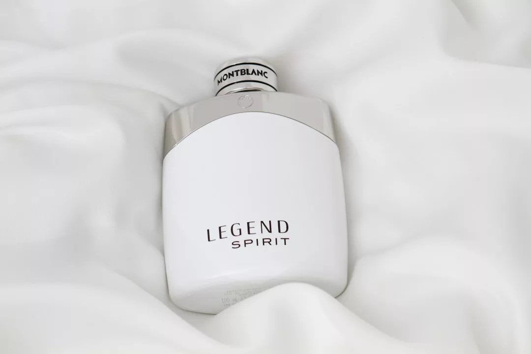 Un frasco de perfume Montblanc Legend Spirit blanco descansa sobre un fondo de tela suave y blanca, capturando la esencia del lujo y evocando la serena elegancia de Mallorca.