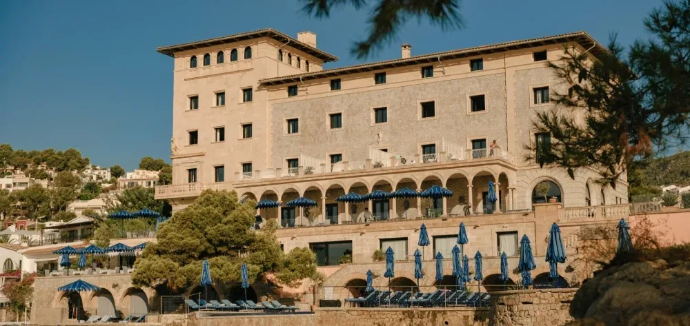Fachada del Gran Hotel Maricel sobre el mar en Cas Català