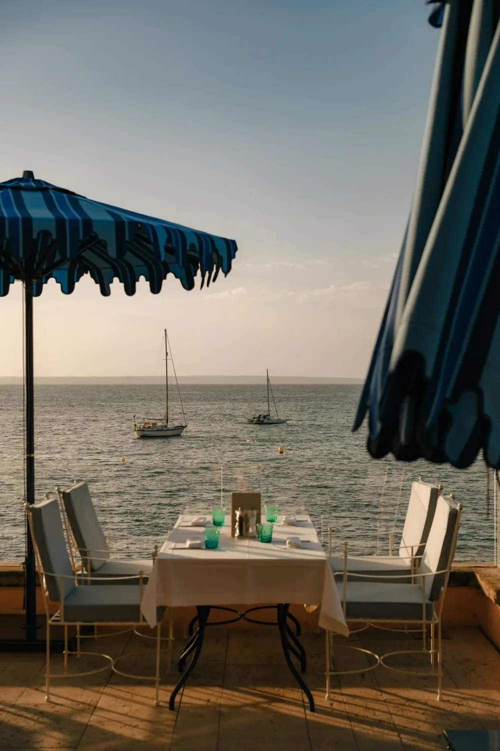 Mesa en la terraza del Gran Hotel Maricel con veleros en la bahía