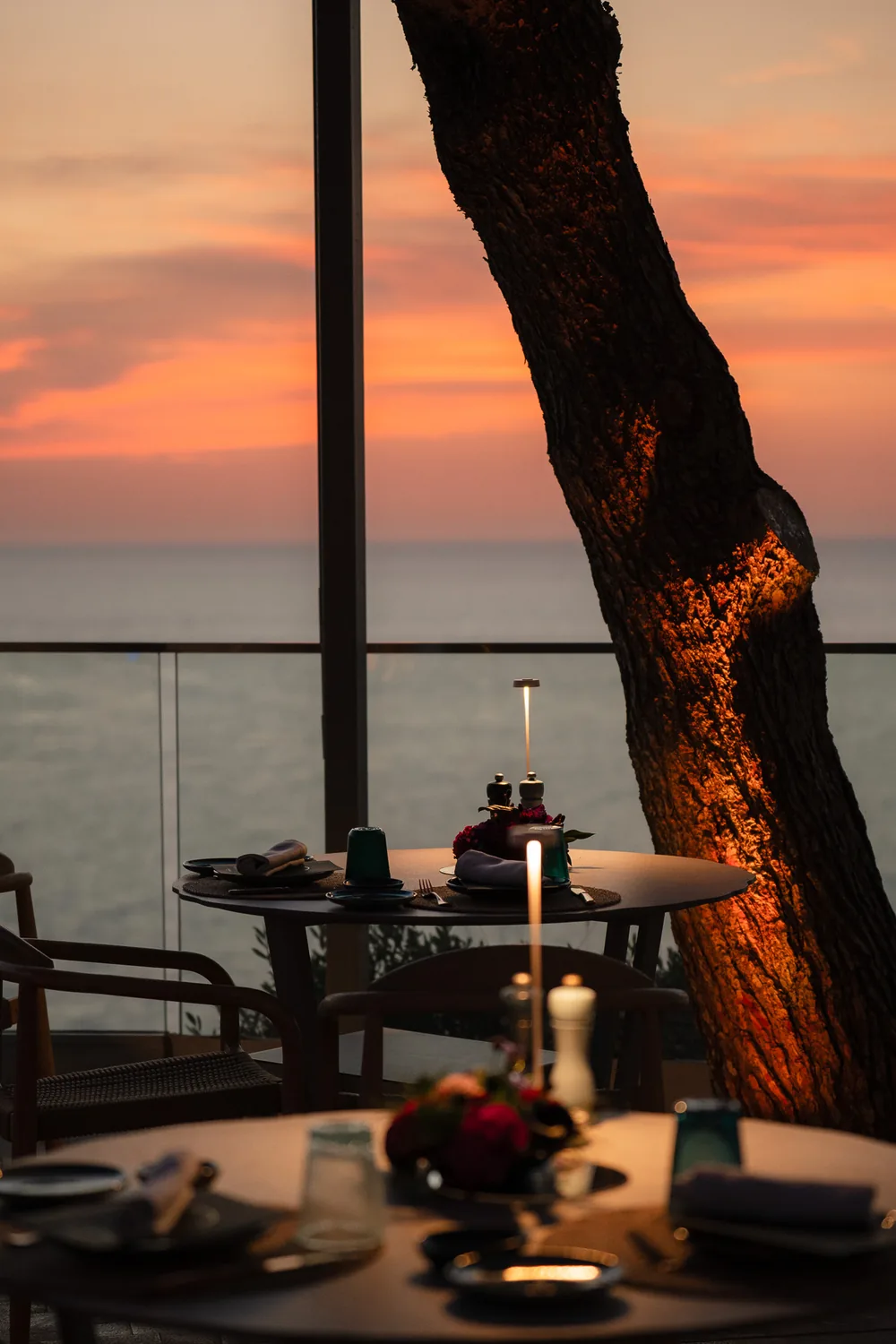 Mesa preparada para la cena en una terraza de Jumeirah Mallorca al atardecer