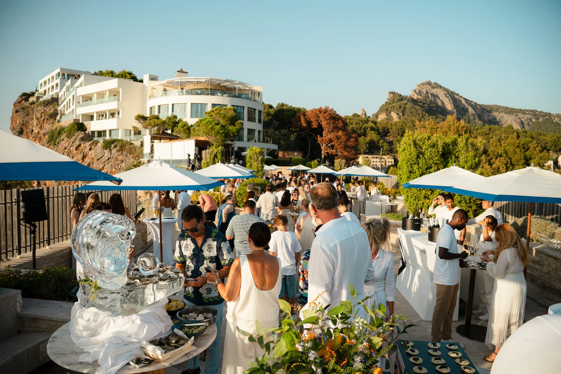 Celebración en la terraza de Jumeirah Mallorca con la Tramuntana al fondo