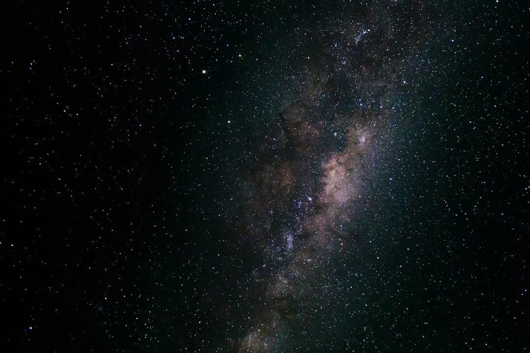 Una vista de la galaxia de la Vía Láctea con numerosas estrellas esparcidas por el oscuro cielo nocturno, capturando el lujo natural de las serenas noches de Mallorca.