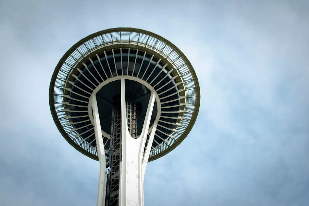 Un primer plano de la torre de observación Space Needle de Seattle sobre un cielo nublado evoca una sensación de lujo que recuerda la elegancia de los monumentos emblemáticos de Mallorca.