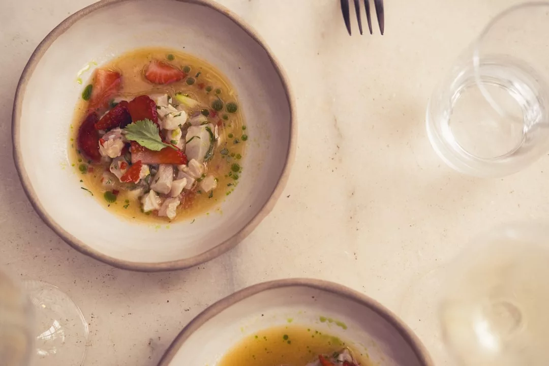 Un grupo de cuencos de comida inspirados en Lujo, que llevan los vibrantes sabores de Mallorca a tu mesa.