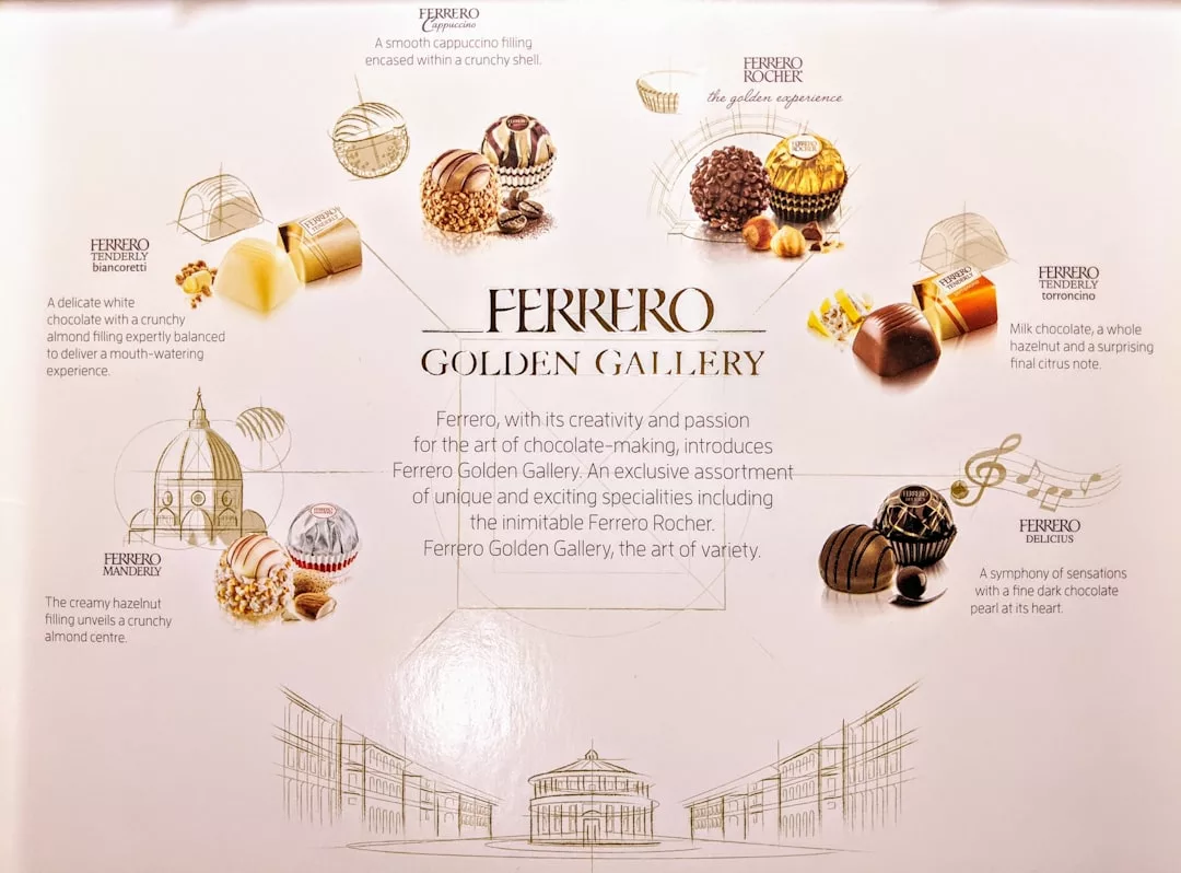 Caja de bombones Ferrero Golden Gallery que destilan lujo, con descripciones e ilustraciones de las diferentes variedades de chocolate que rodean el logotipo de la marca, perfectos para regalar o disfrutar de un sabor de Mallorca.